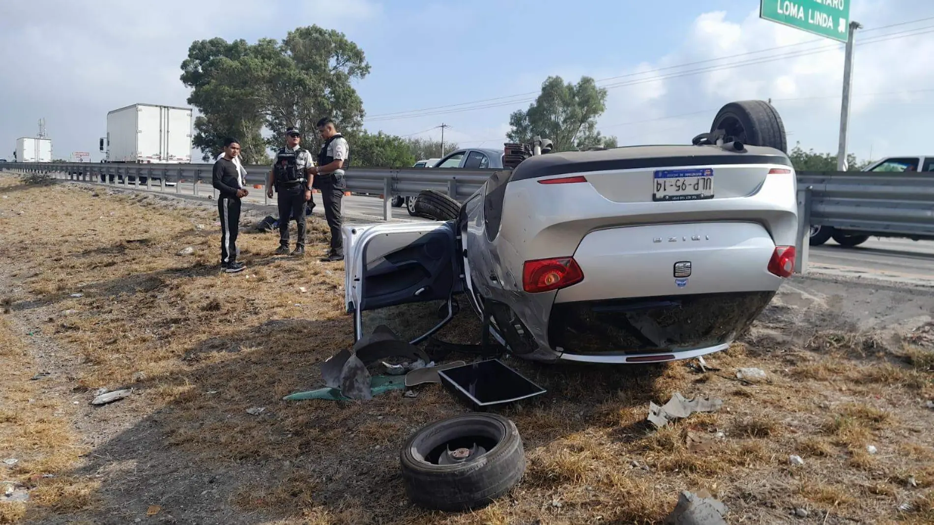 EL CARRO QUEDO CON LLANTAS